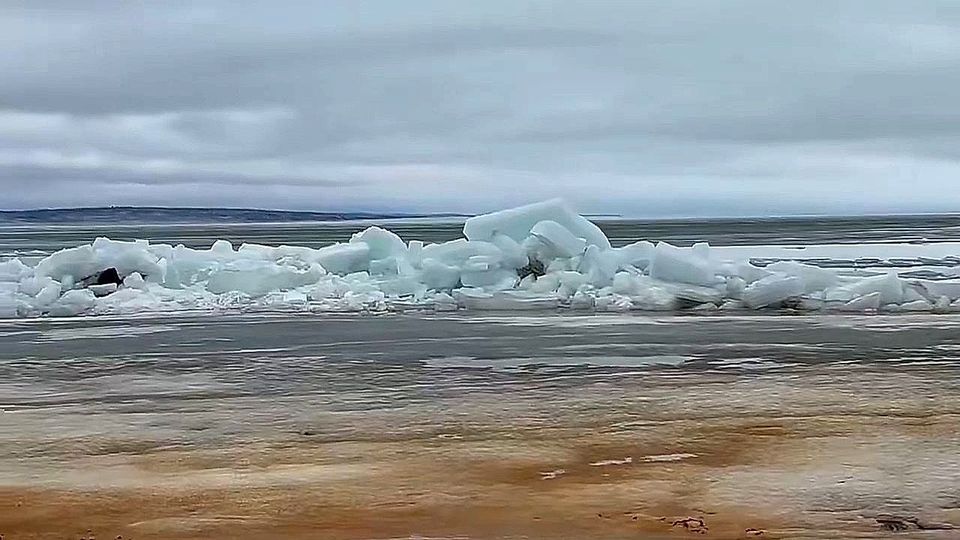 „Eis-Tsunami“: Wind türmt Schollen am Lake Superior meterhoch auf