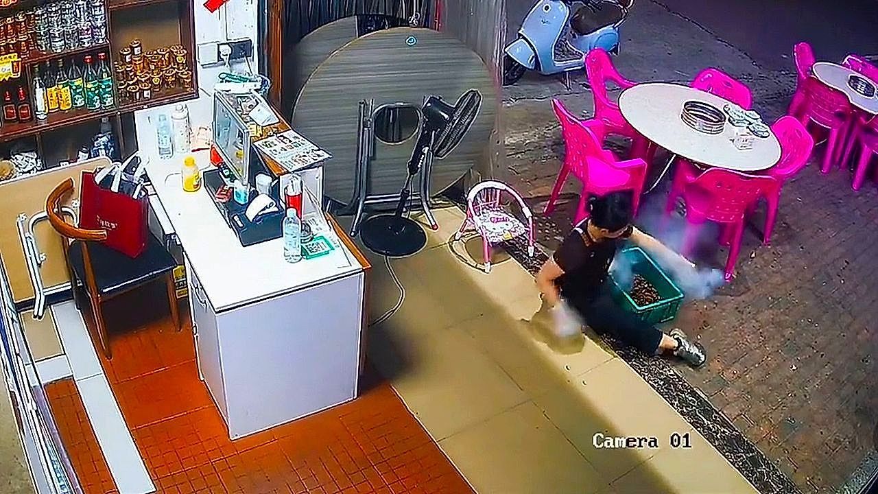 Video: Woman reacts fast as phone suddenly starts smoking in pocket