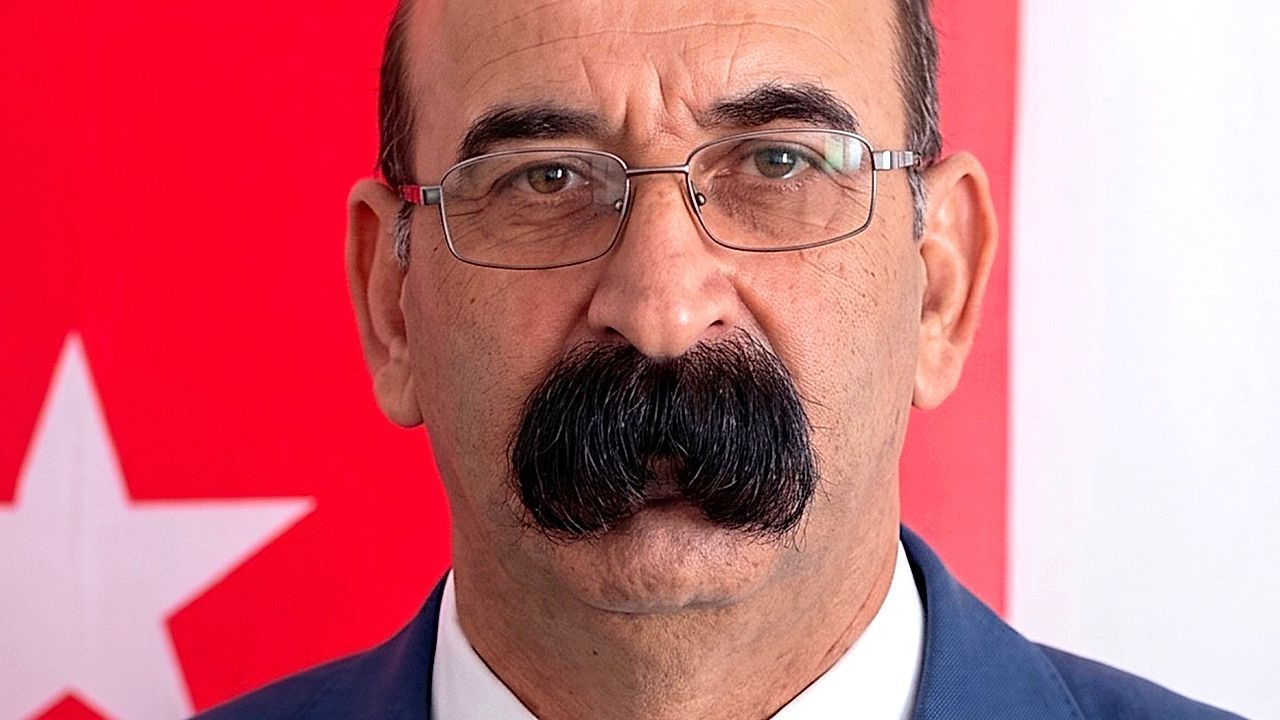 Video: Schnäuzer wie ein Vorhang: Türkischer Politiker geht mit Schnurrbart viral