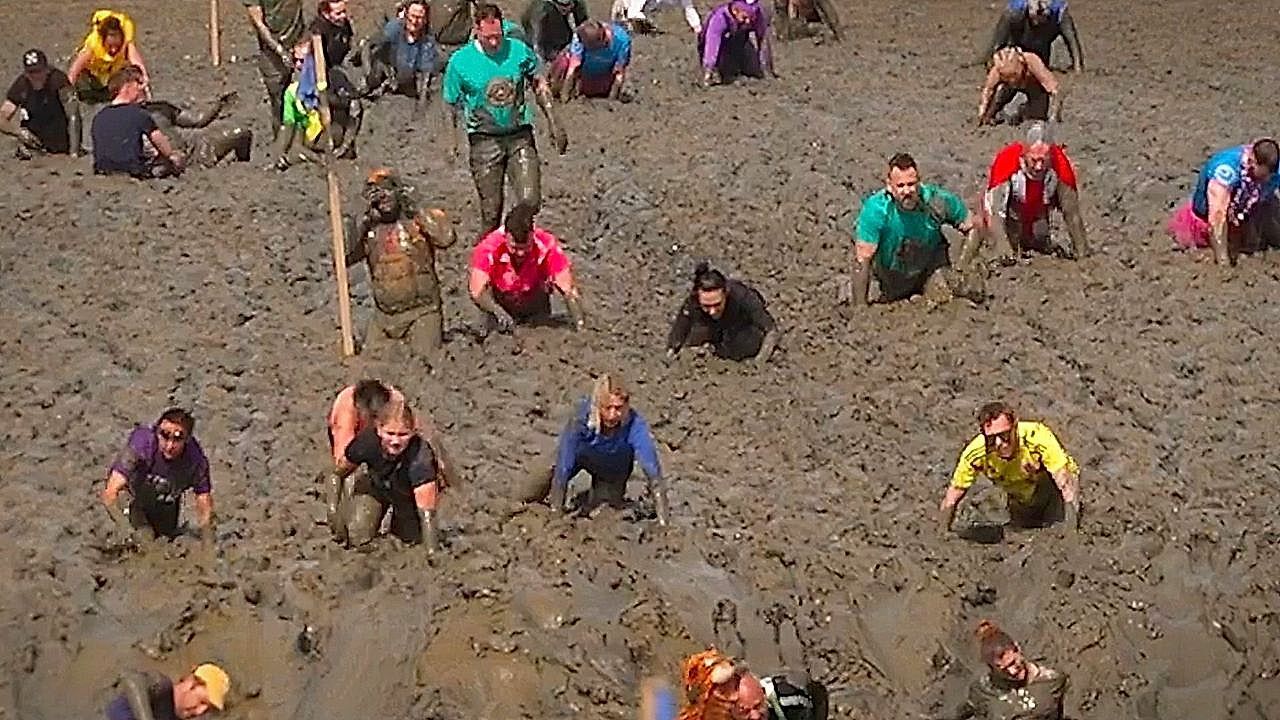 Video: Auf Knien ins Ziel: Schlammrennen in England mit überraschendem Sieger