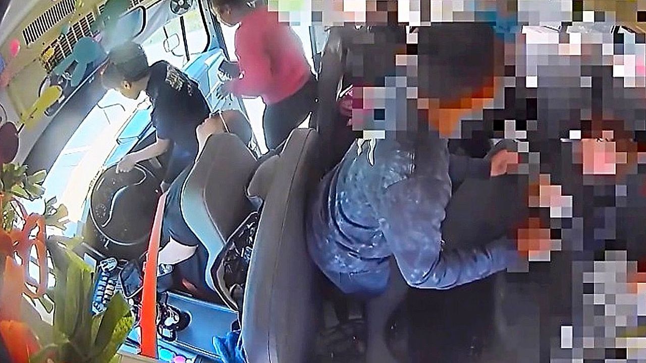 Video: Heldenhafte Schüler: Kinder stoppen fahrenden Bus und retten bewusstlose Fahrerin