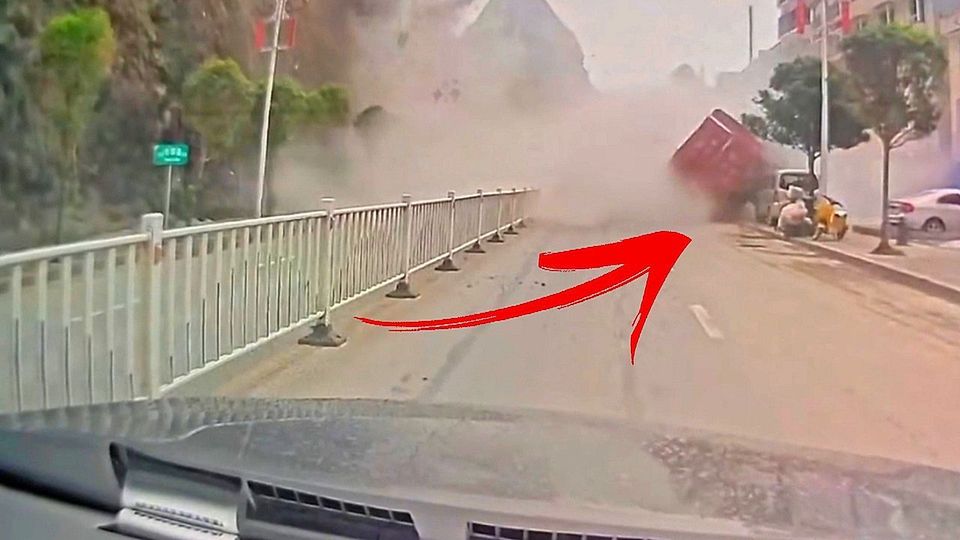 Riesige Felsen krachen herunter: Erdrutsch trifft geparkte Fahrzeuge mit voller Wucht