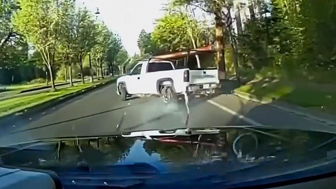 Video: Mit Baby geflohen: Polizist stoppt Frau in gestohlenem Pick-up mit „Grappler“