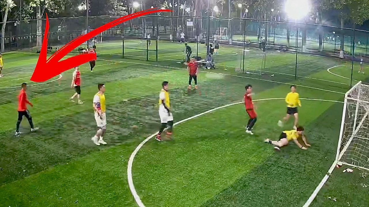 Video: Unglaubliche Reaktion beim Fußballtraining: Spieler köpft Abpraller blitzschnell ins Tor