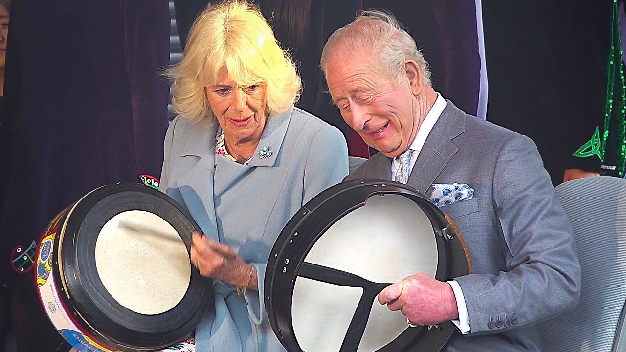 Video: Royaler Takt: König Charles und Königin Camilla spielen irische Trommeln in Belfast