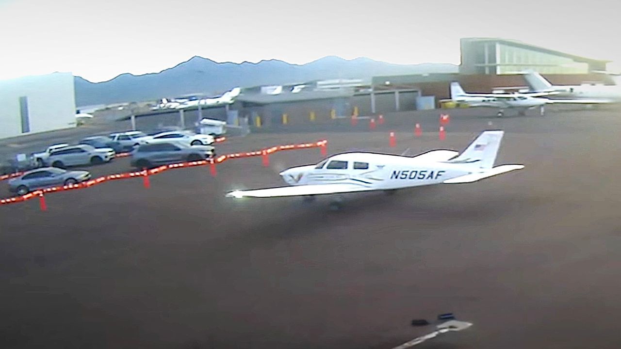 Video: Feststellbremse vergessen: Flugschülerin kracht mit rollendem Flugzeug in geparkte Autos