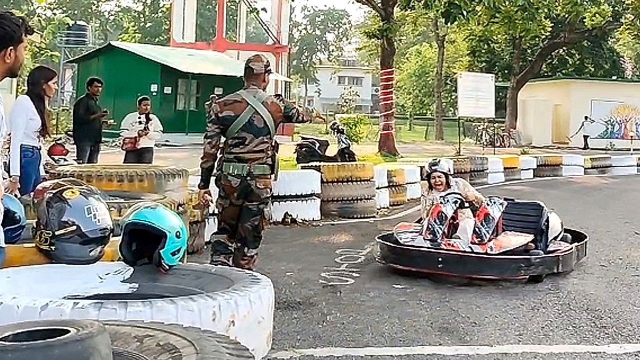 Video: Falsche Richtung: Go-Kart-Premiere geht nach hinten los