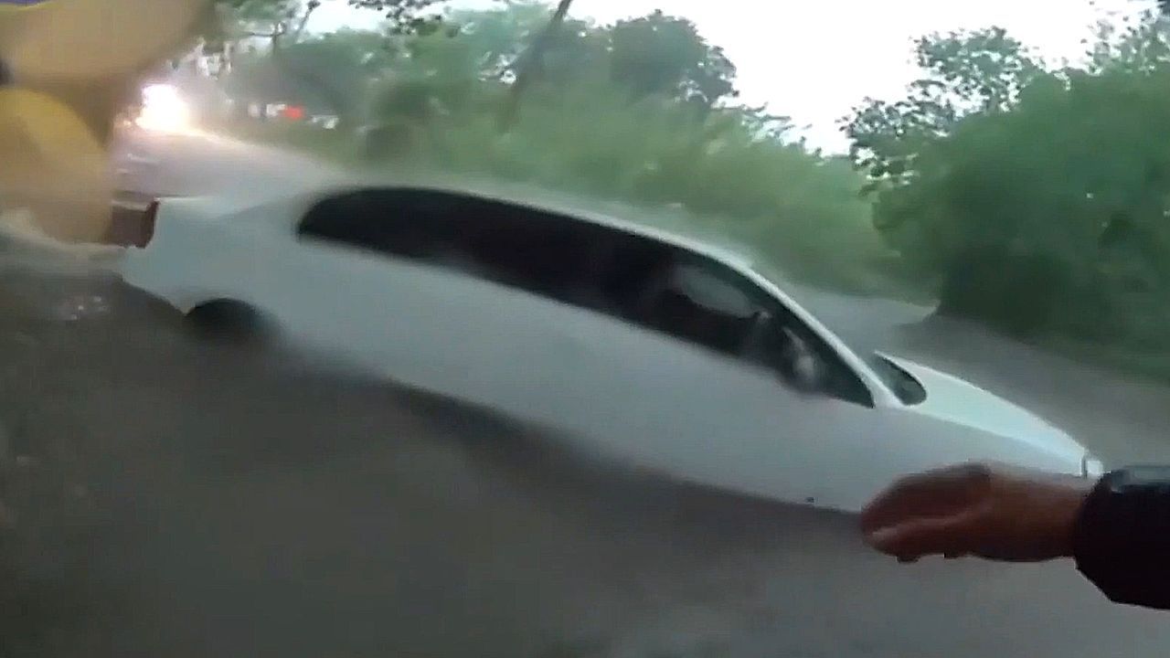Video: Mitten in der Flut: Polizist rettet Baby aus eingeschlossenem Auto