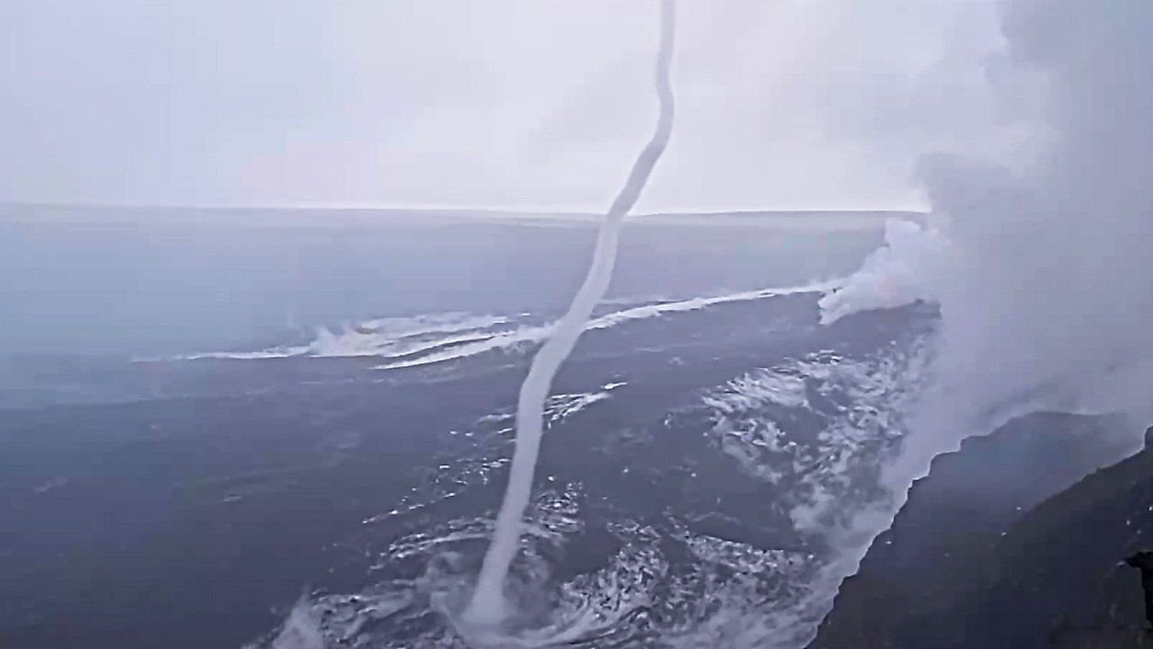Video: Tanz der Asche: Windhose wirbelt über das Lavafeld des Kilauea