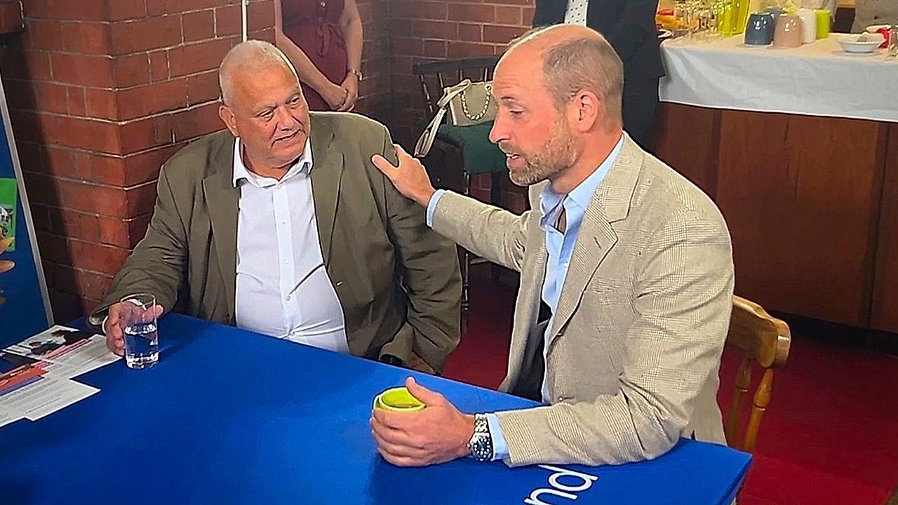 Video: Prinz wird emotional: William tröstet Mann bei Besuch von Seelsorgegruppe