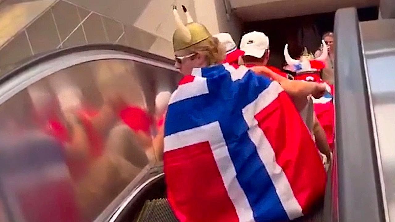 Video: Rolltreppe oder Schiff? Norwegen-Fans rudern zum Spiel in Boston