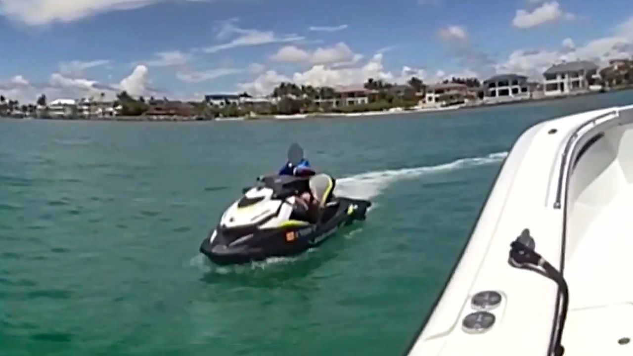 Video: Allein auf dem Jetski: Polizei stoppt Achtjährigen vor Floridas Küste