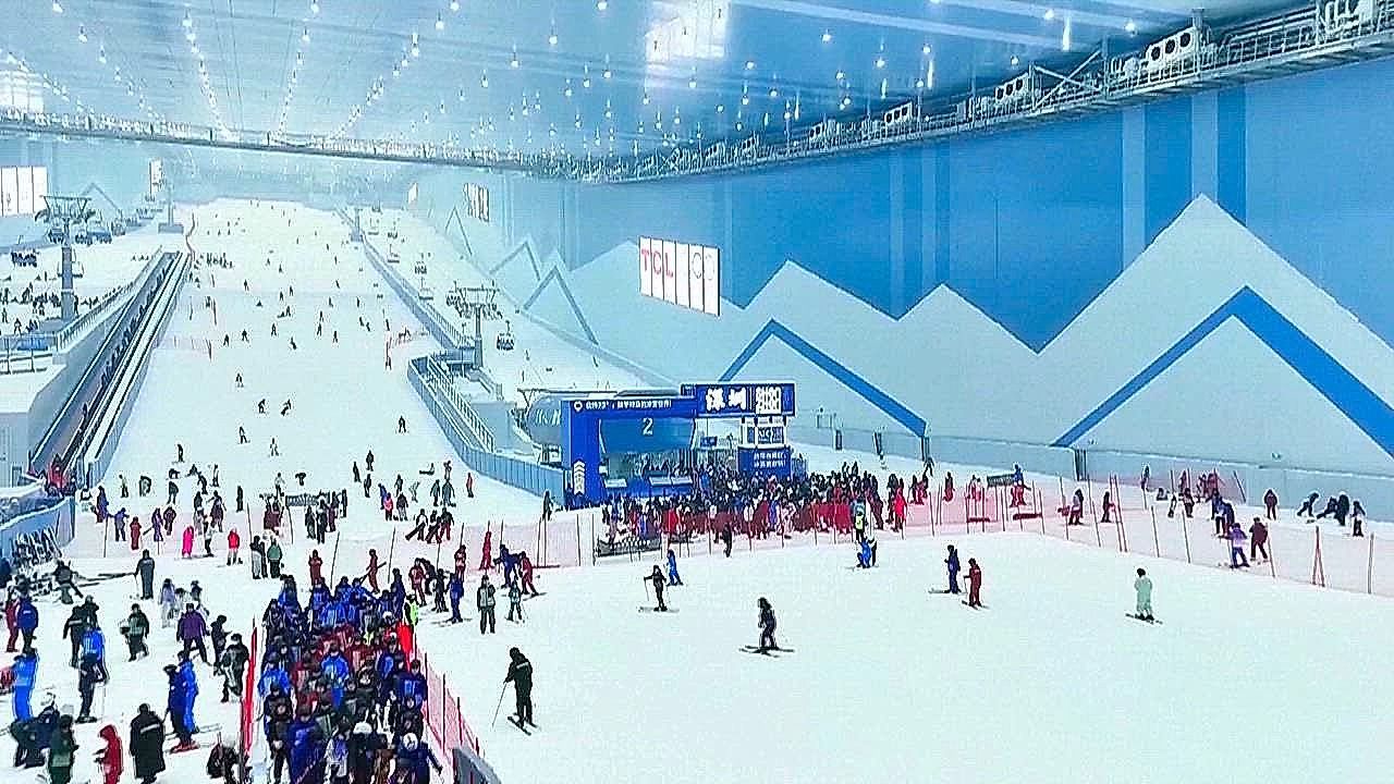 Gut-gek-hlt-im-Hochsommer-Chinas-weltgr-te-Skihalle-lockt-Tausende-Besucher-an
