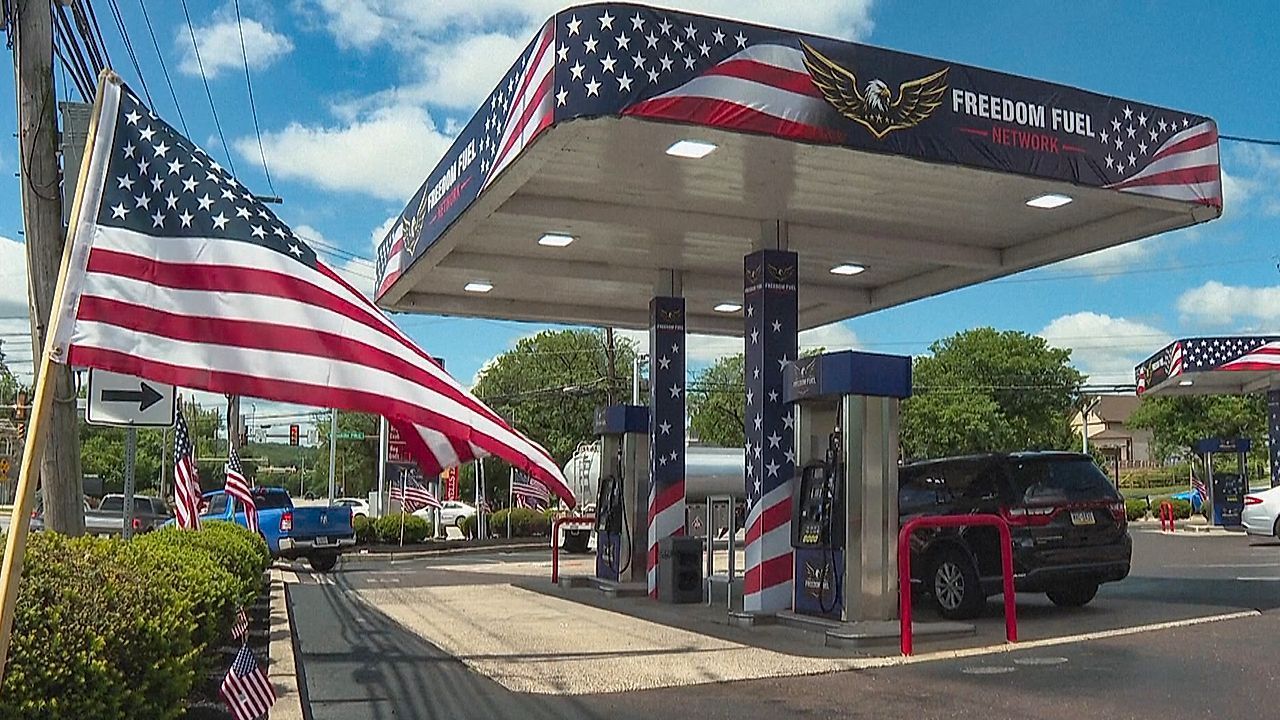 Video: Antwort auf hohe Spritpreise: Trump wirbt für „Freedom Fuel“-Billig-Tanken