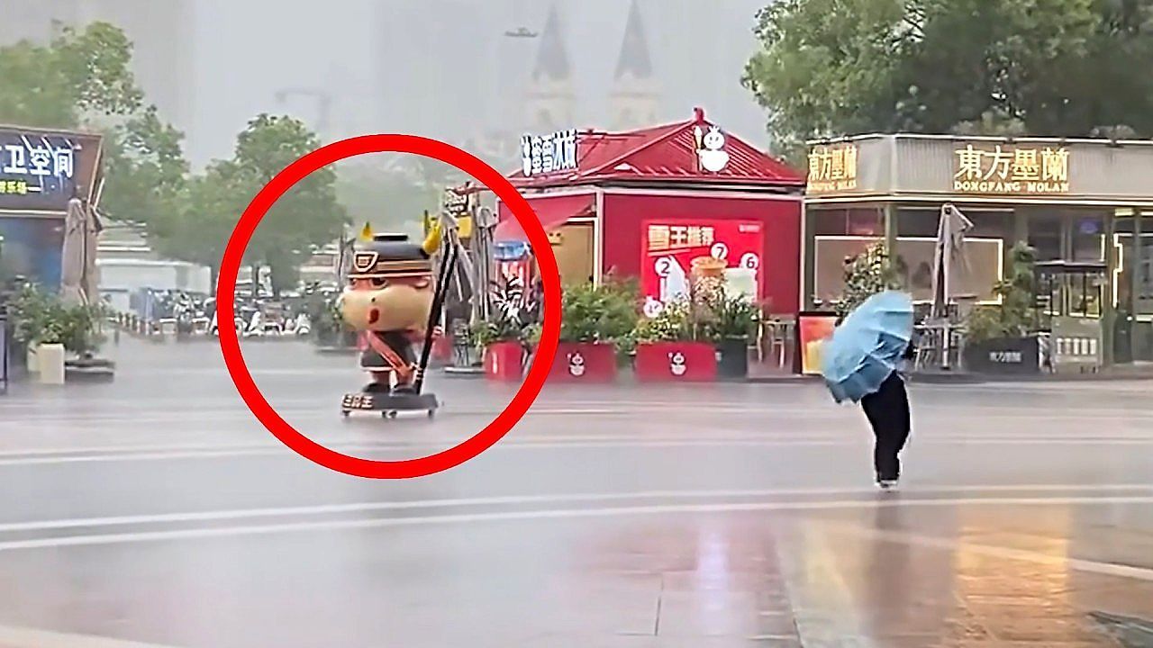 Blindflug-im-Sturm-B-en-treiben-riesige-Maskottchenfigur-durch-Shanghai
