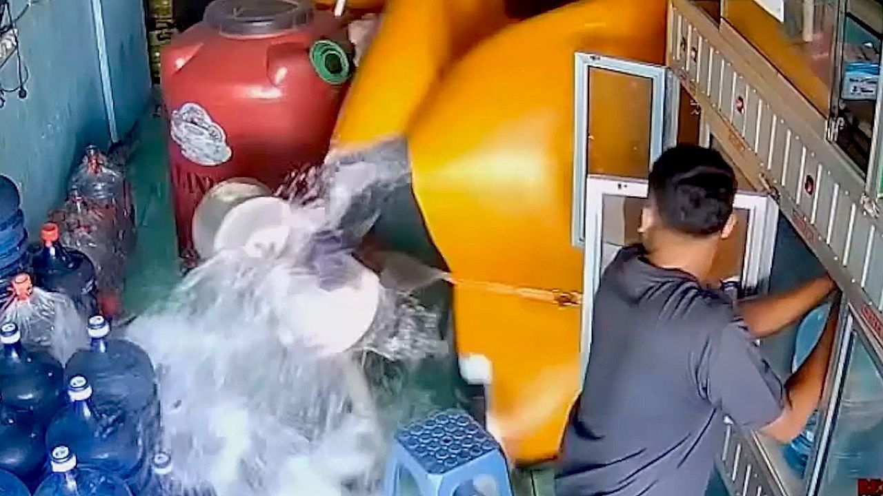 Sintflut-in-Sekunden-2-200-Liter-Tank-berschwemmt-Lagerraum-in-Indonesien