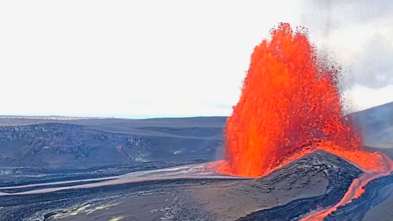 Video: Kīlauea volcano hurls lava 950 feet into the sky