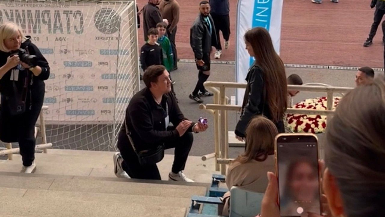 Video: Man proposes to girlfriend as football match stops for crowd — but it doesn't go to plan