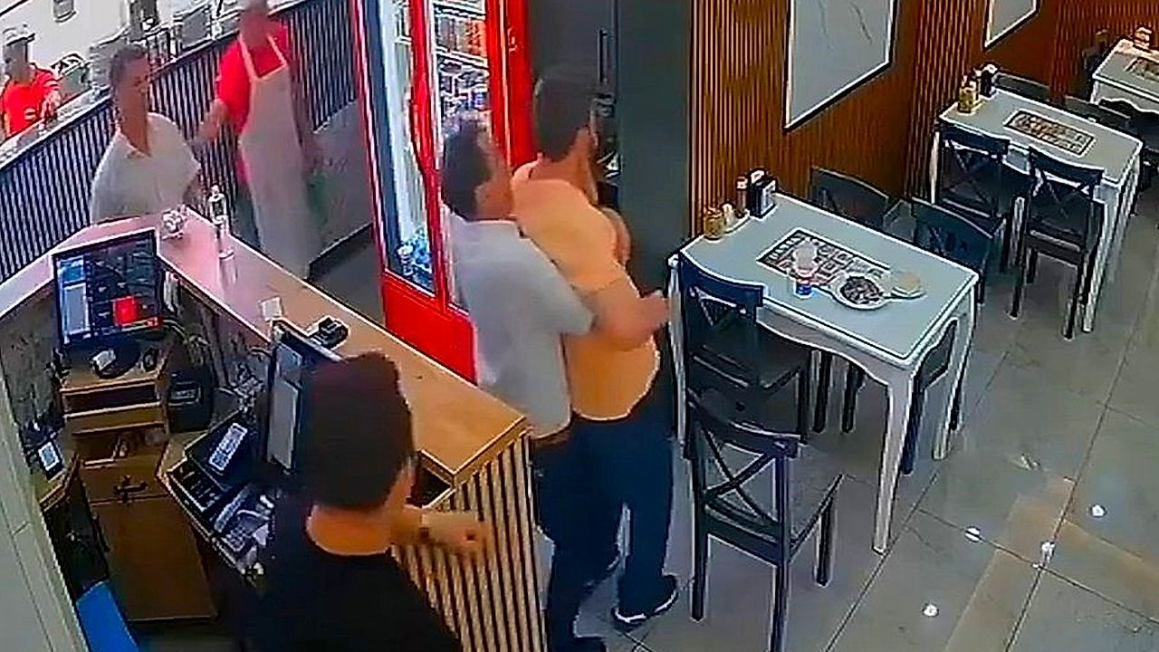 Video: Heimlich-Griff rettet Leben: Döner-Mitarbeiter hilft erstickendem Gast in letzter Sekunde