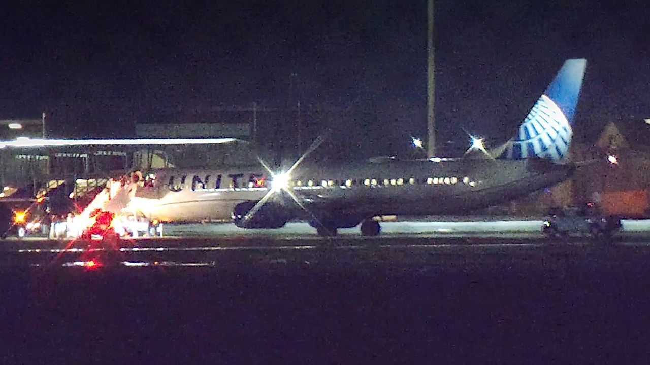 Video: Treibstoff knapp: United-Jet muss auf Militärbasis in Arizona notlanden