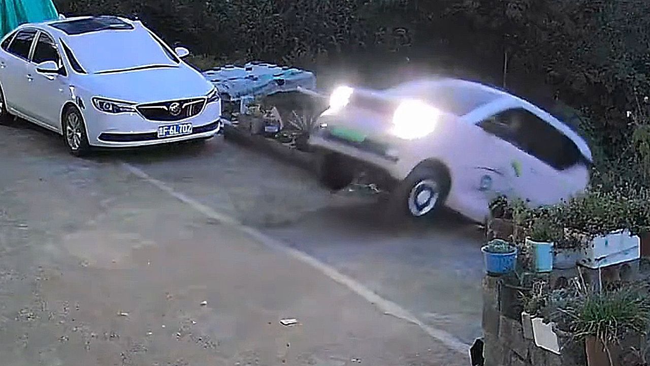Video: Missglücktes Parkmanöver: Auto stürzt in China rückwärts von Kante