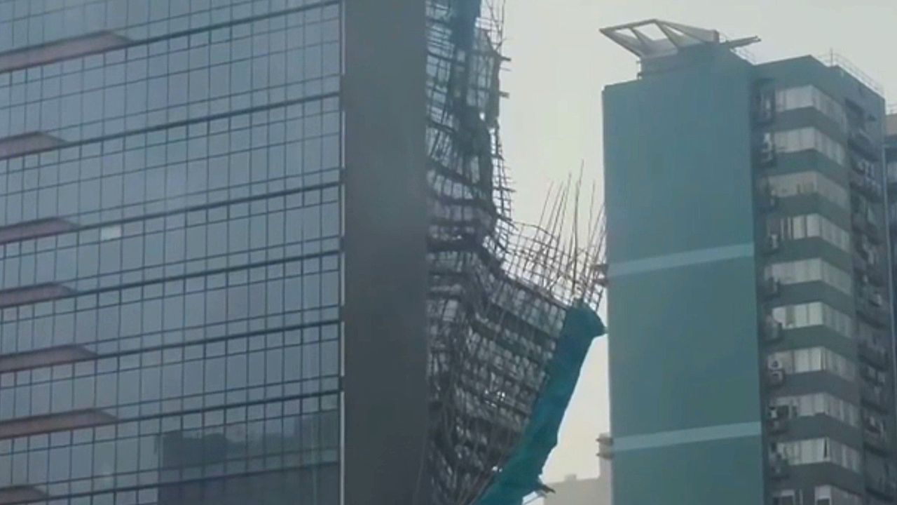 Video: Baugerüst an Hochhaus weggerissen: Taifun Noul zwingt über 800.000 Menschen zur Flucht