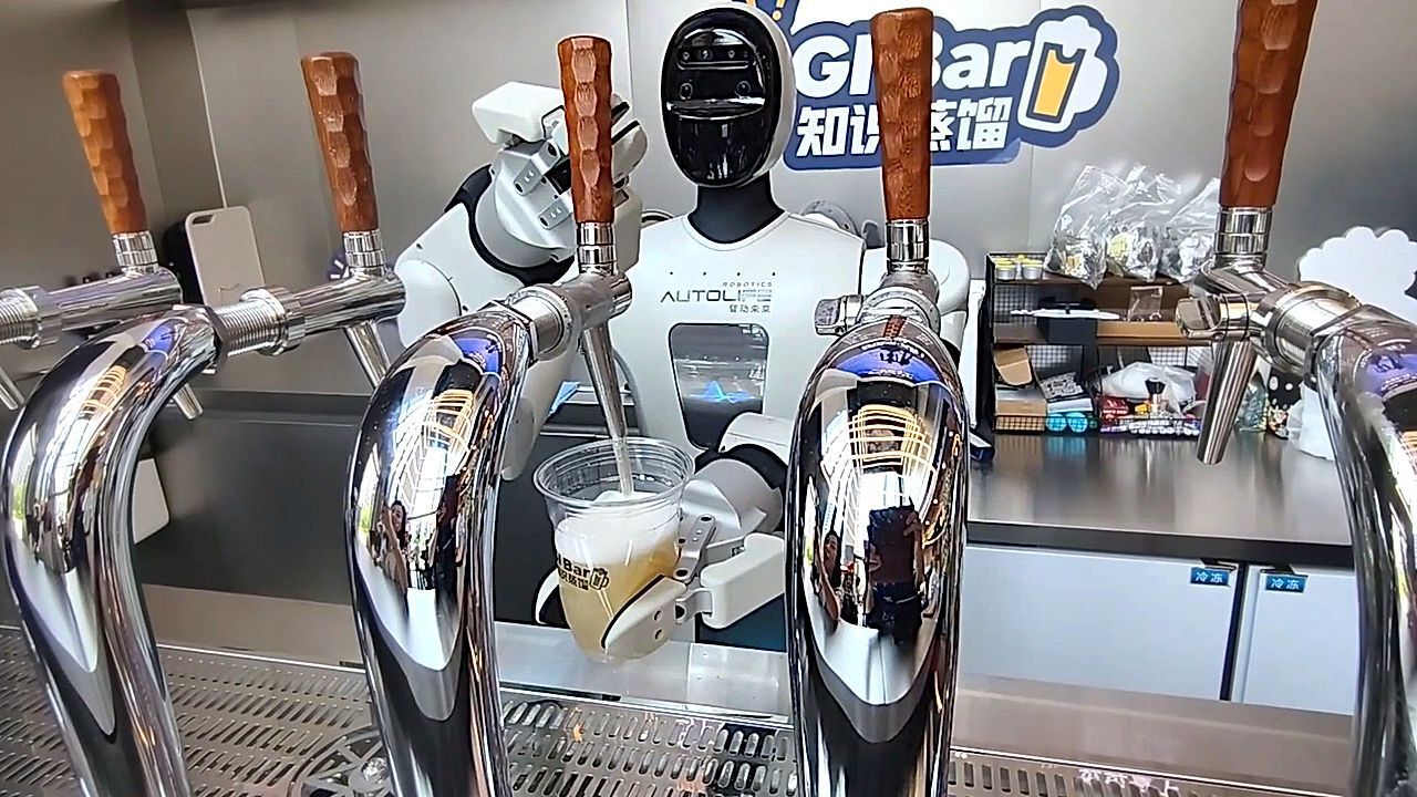 Video: Maschine am Zapfhahn: In dieser KI-Bar stellt ein Roboter an der Theke