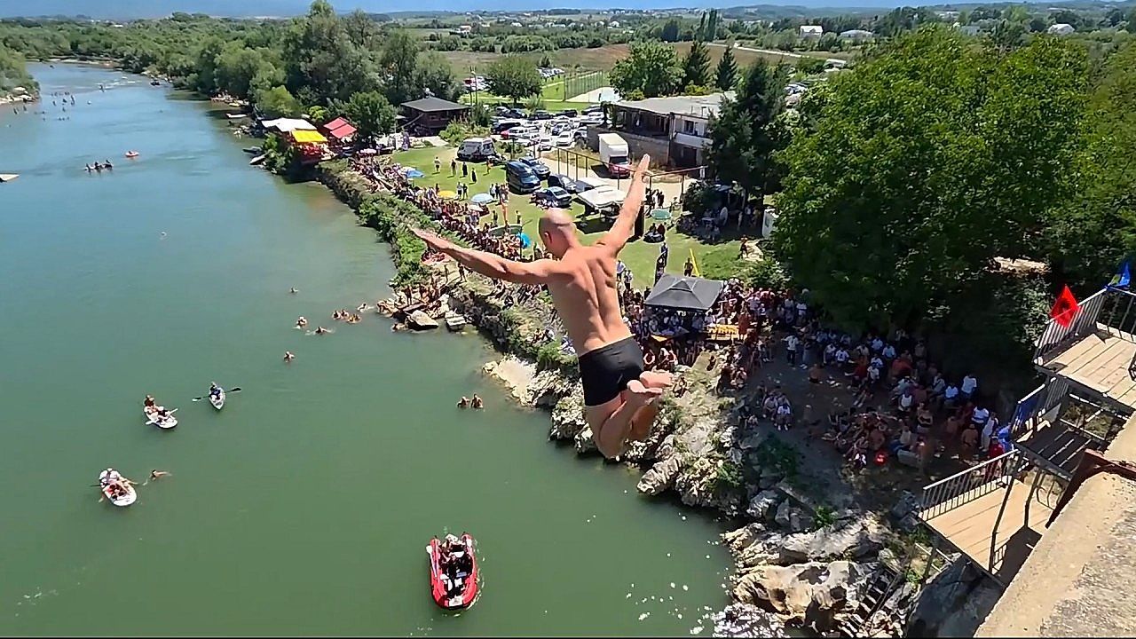 Video: Sprung in die Tiefe: Mutige Sportler stürzen sich von 22-Meter-Brücke in Kosovo