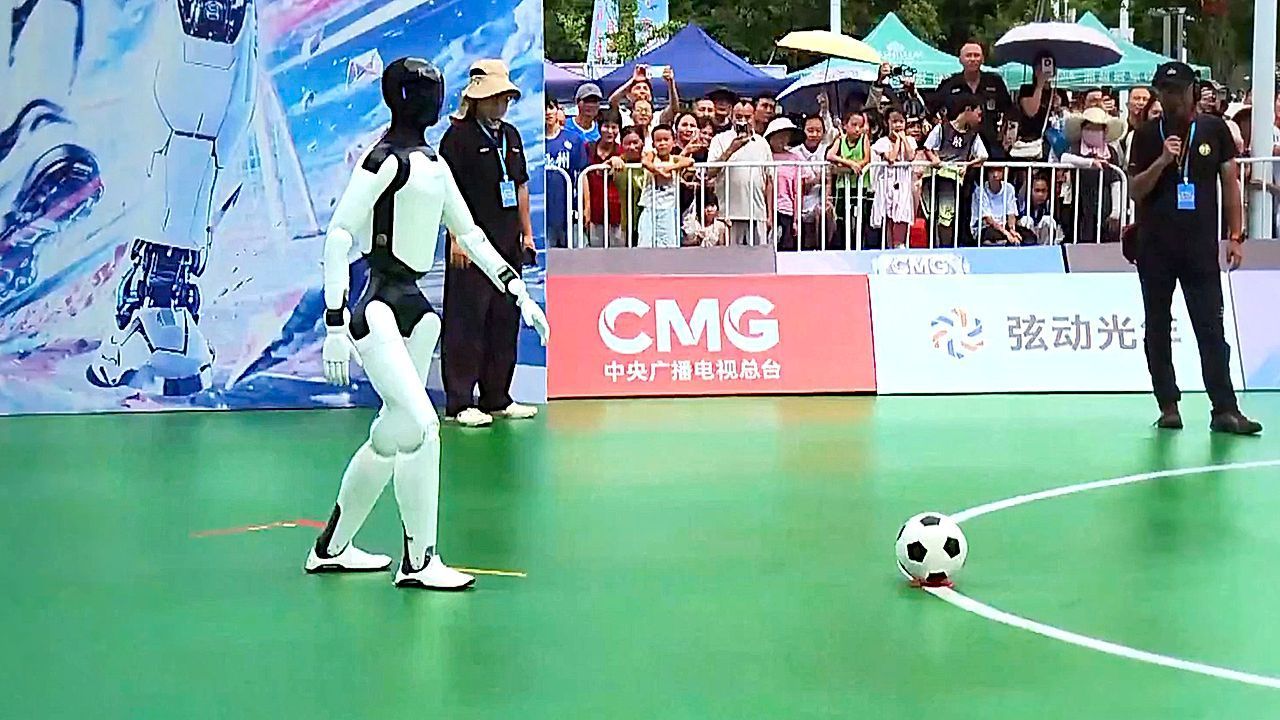 Video: Mensch gegen Maschine: Roboter treten beim Elfmeterschießen in China an
