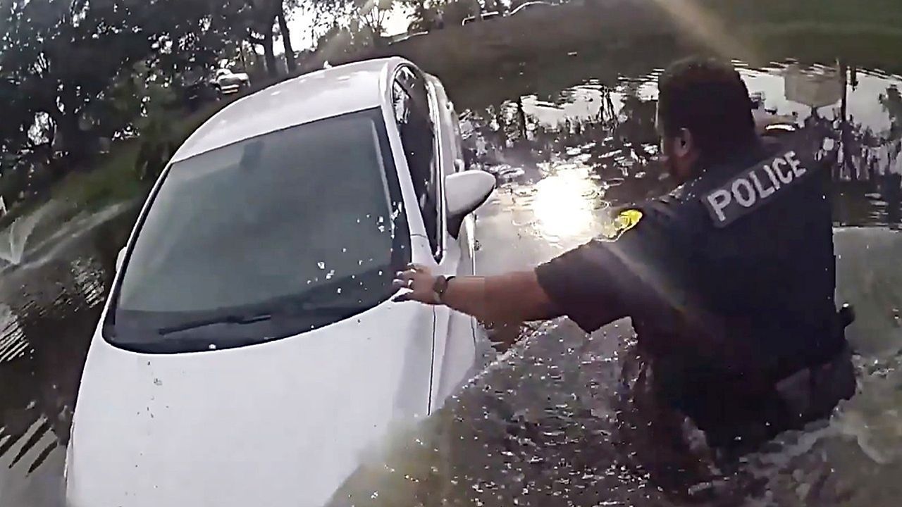 Video: Wagen versinkt in See: Polizisten retten Autofahrerin in Florida