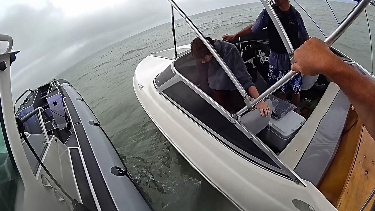 Video: Meterhohe Wellen: US-Küstenwache rettet zwei Bootsfahrer vor Floridas Küste