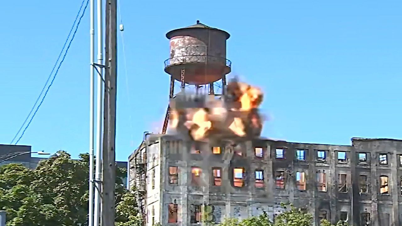 Video: Sprengung auf dem Dach: Historischer Wasserturm stürzt in Portland in die Tiefe