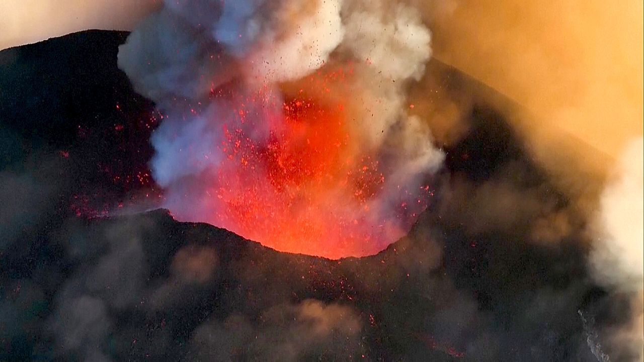 Video: Vulkanausbruch zieht Schaulustige an: Tourist am Ätna von Blitz getötet