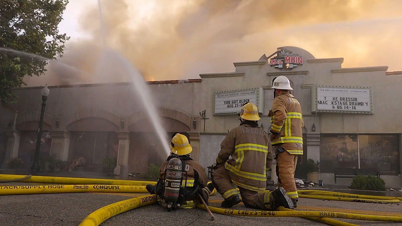 Video: Großbrand in Kalifornien: Feuer zerstört 100 Jahre alten Gebäudekomplex