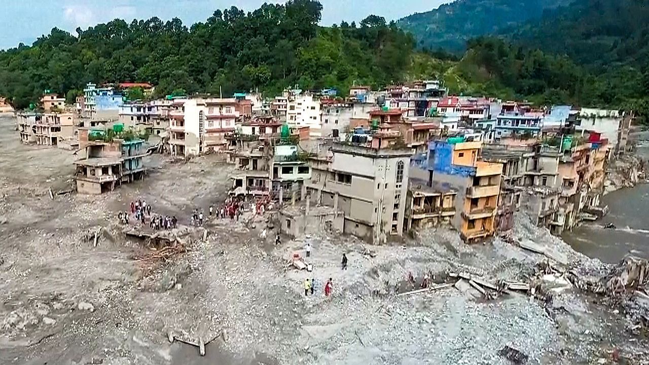Video: Über 900 Personen vermisst: Retter in Nepal suchen verschüttete Bauarbeiter