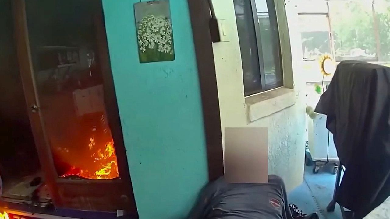 Video: Hausbrand in Florida: Polizisten retten Hausbewohner aus Pool-Bereich