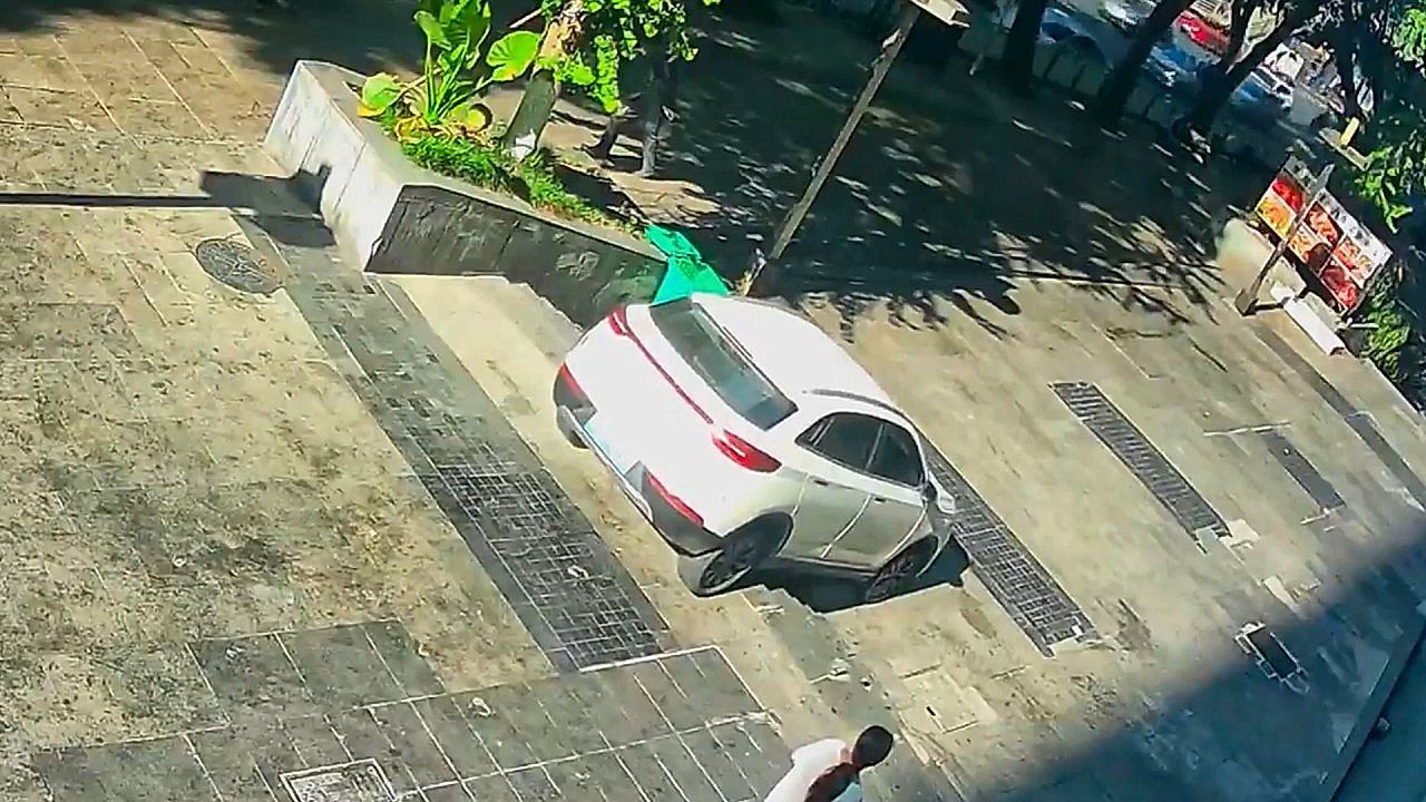 Video: Stur auf der Strecke: Autofahrer rumpelt Treppe hinab – und will wieder hoch