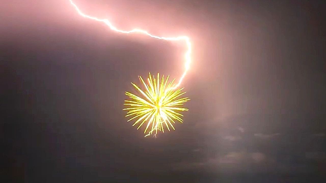 Video: Rare lightning-fireworks moment capture at Japanese Uozu festival