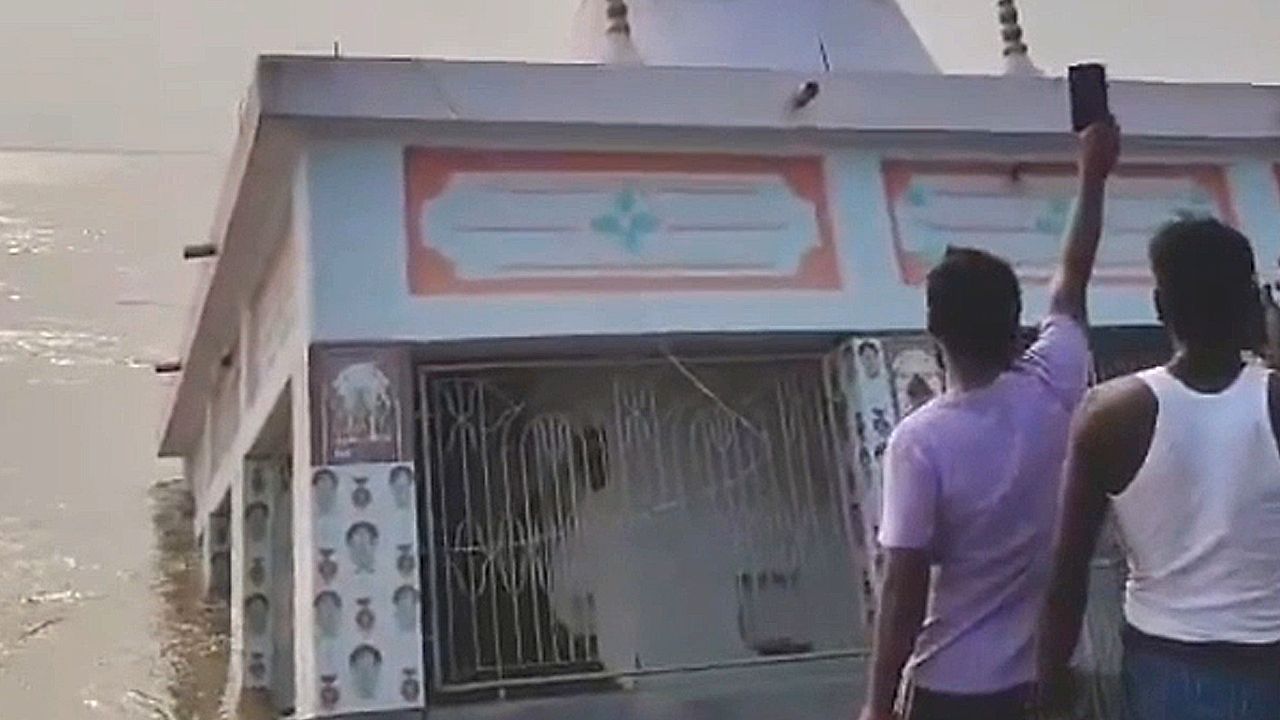 Video: Vom Fluss verschluckt: Rund 150 Jahre alter Tempel versinkt im Ganges