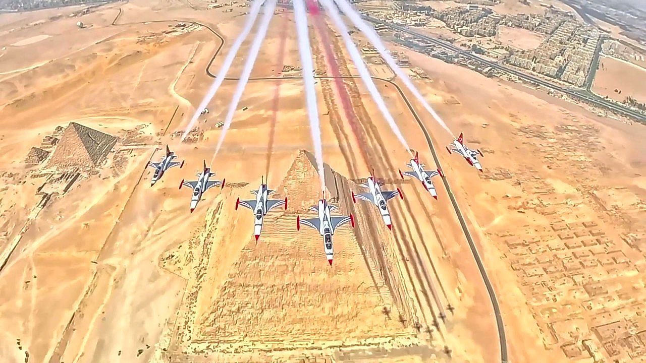Video: Turkish Stars aerobatic team performs breathtaking display over Egypt's Pyramids