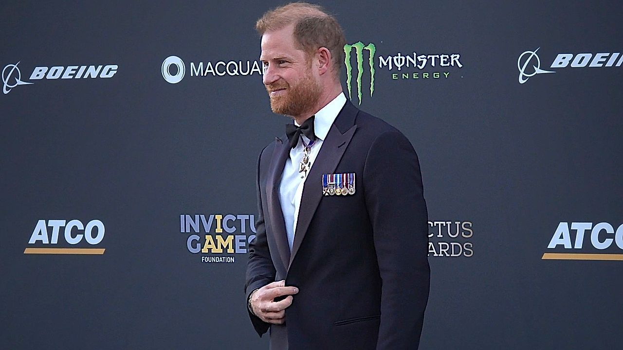 Video: Rückkehr nach Großbritannien: Harry hat ersten Auftritt seit Umzug