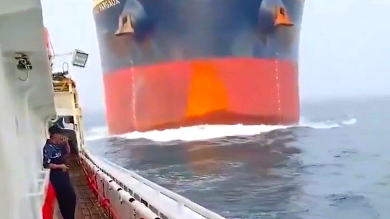 Video: Von hinten aufgefahren: Frachter rammt Fischerboot vor Singapur