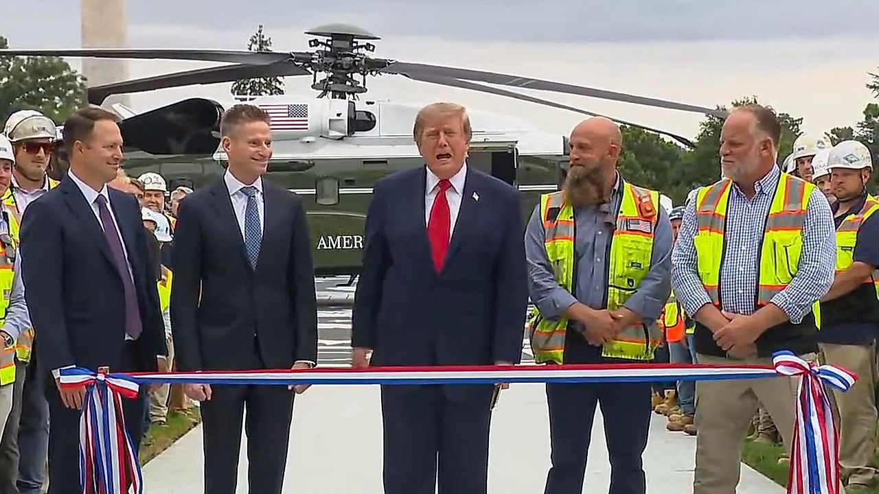 Video: Presserauswurf geht nach hinten los: Trump redet vergeblich gegen Heli an
