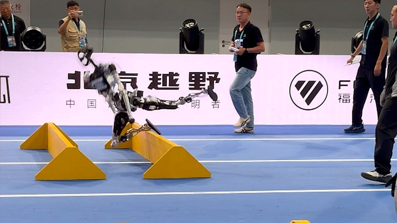 Video: Roboter-Rennen mit Hürden: Humanoide Maschine strauchelt in Peking