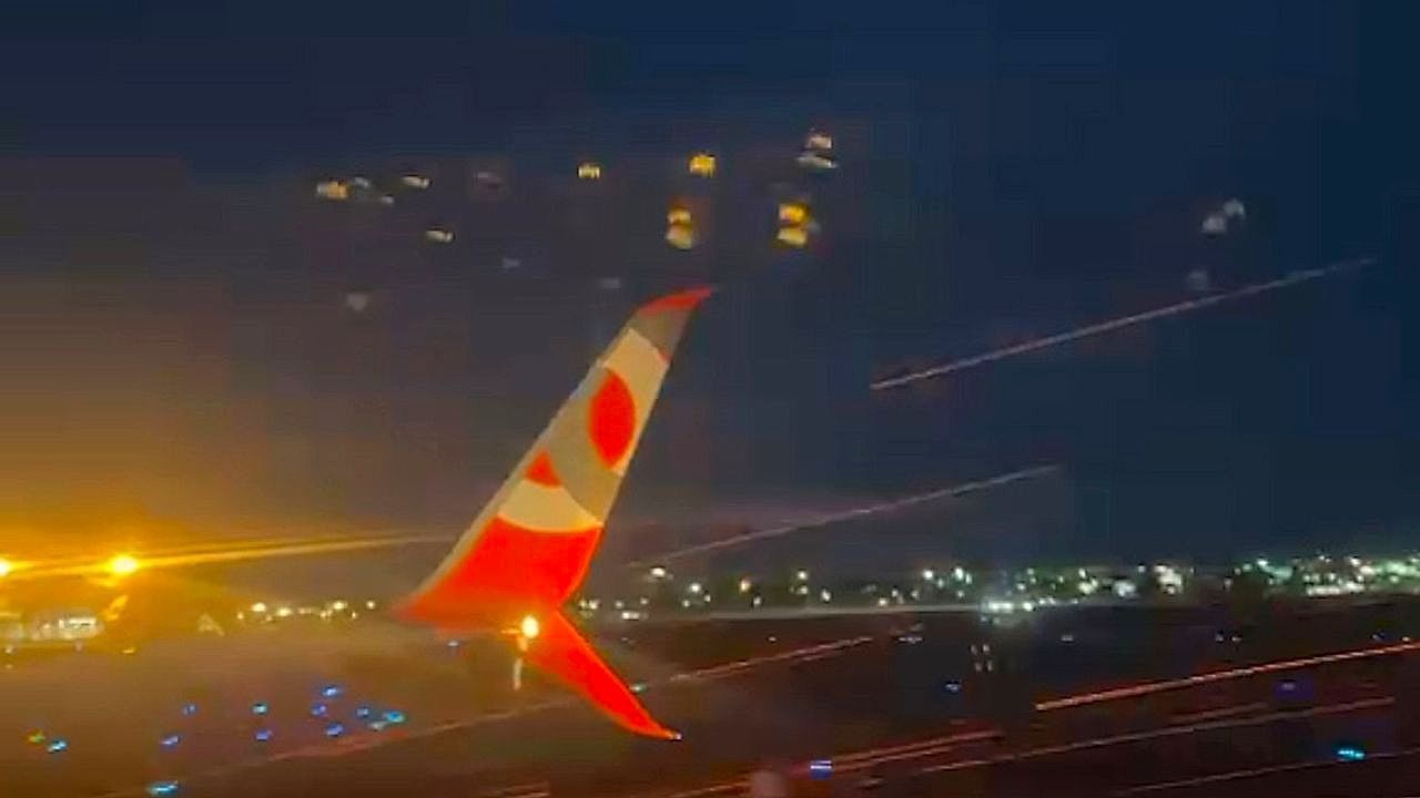 Video: Schock beim Abheben: Triebwerk von Passagierflugzeug spuckt Feuer
