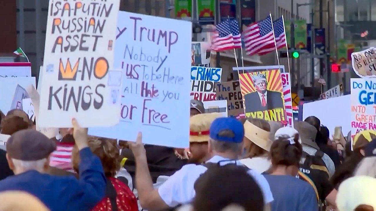 Video: Kampf um den US-Kongress: „No Kings“-Proteste gegen Trump vor den Midterms