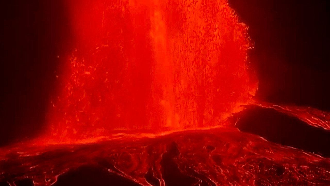 Lava fountains from Kilauea's 55th eruptive episode reach 700 feet in the air