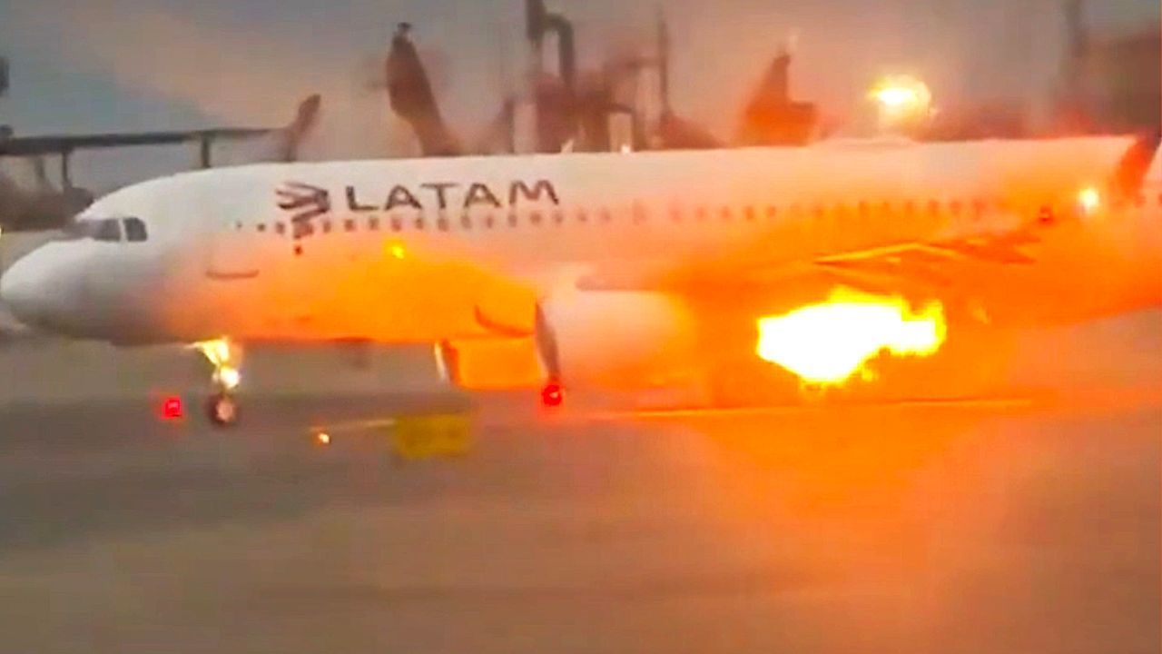 Video: Stichflamme vor dem Start: Triebwerk eines LATAM-Airbus brennt in Lima