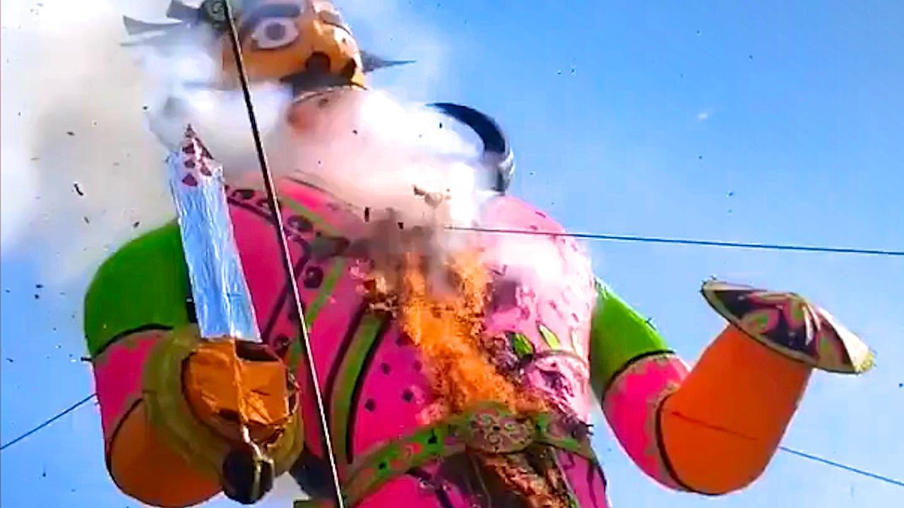 Giant Hindu god explodes and burns down after short circuit in Delhi