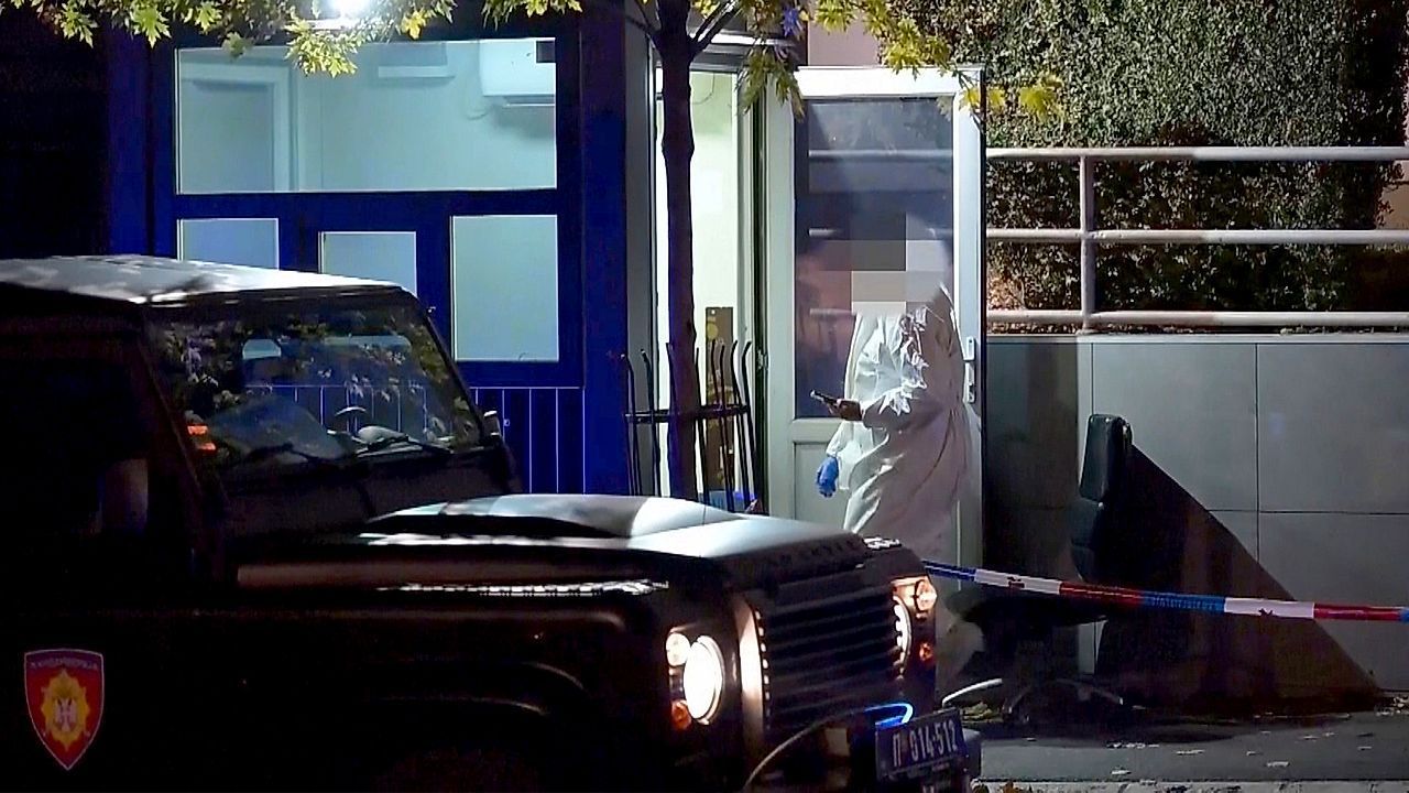 Video: Serbien ruft höchste Terrorwarnstufe aus: Messerangriff auf Polizisten vor israelischer Botschaft